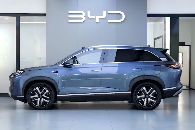 BYD SEAL 07 DM-I Versi mengemudi cerdas, dengan perkiraan harga mulai 250.000 yuan dan diperkirakan akan segera mencapai pasar, telah tiba di dealer.