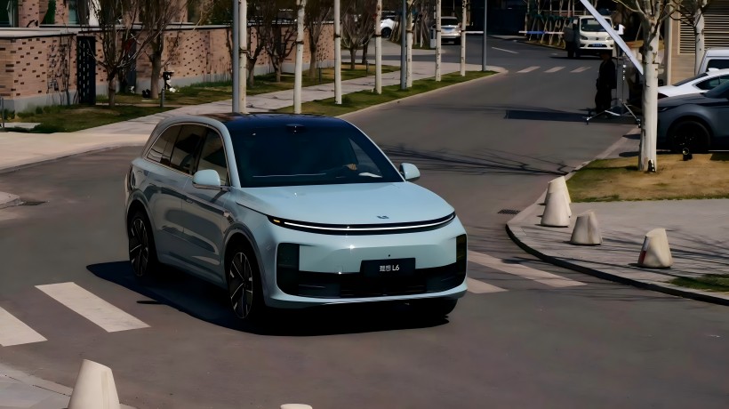 Gambar resmi L6 ideal baru akan melakukan debut mereka di Shanghai Auto Show. Ini akan mengadopsi lidar baru dan memiliki chip yang ditingkatkan.