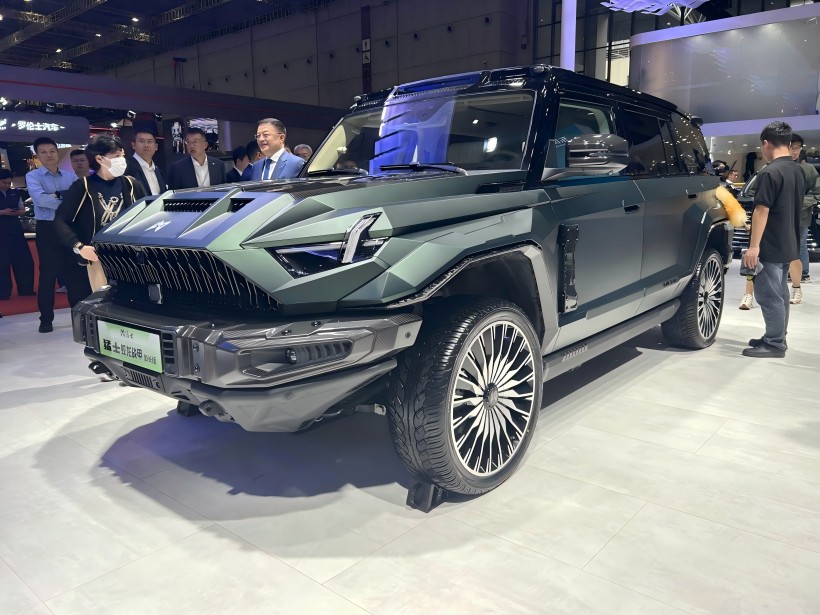 2025 Shanghai Auto Show: The Mengshi 917 Jiaolong Battle Armor Long - Wheelbase Edition dihargai 1,098 juta yuan dan dibatasi hingga 199 unit.